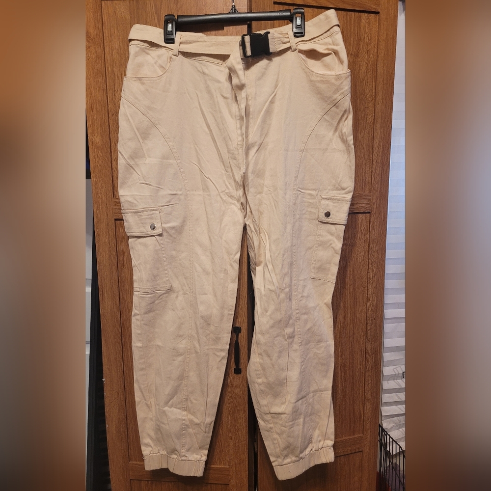 NWT Forever 21 cargo joggers with buckle belt